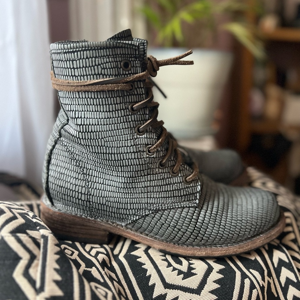 Freebird Manchester Combat Boots - Blue Snake Skin Size 8